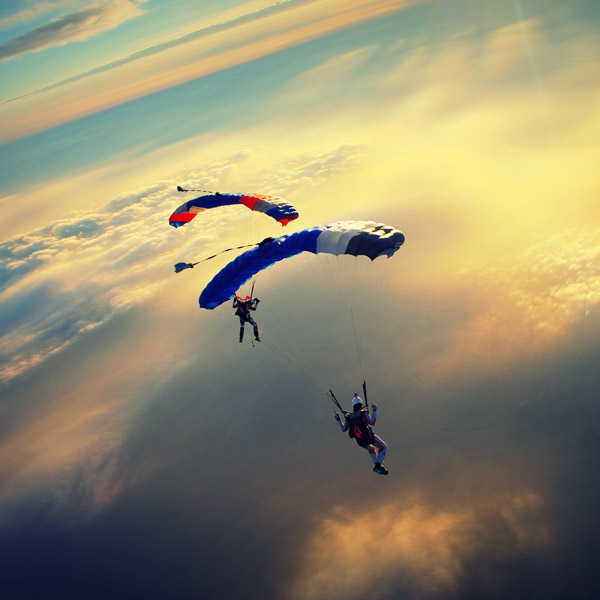 Lot na otwartych spadochronach na 3500 m. wysokości. Pilotami są Jendzaj i Dragon