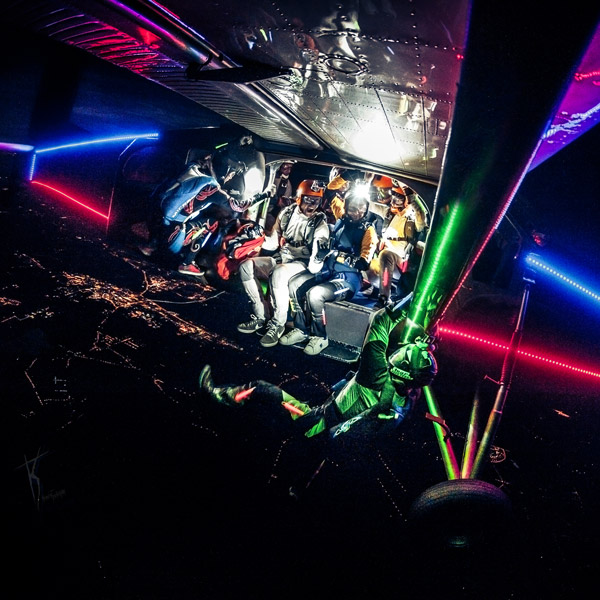 Moment tuż przed wyskokiem w środku nocy z samolotu Pilatus Porter PC-6. Zdjęcie zakwalifikowane do finału konkursu Red Bull Illume