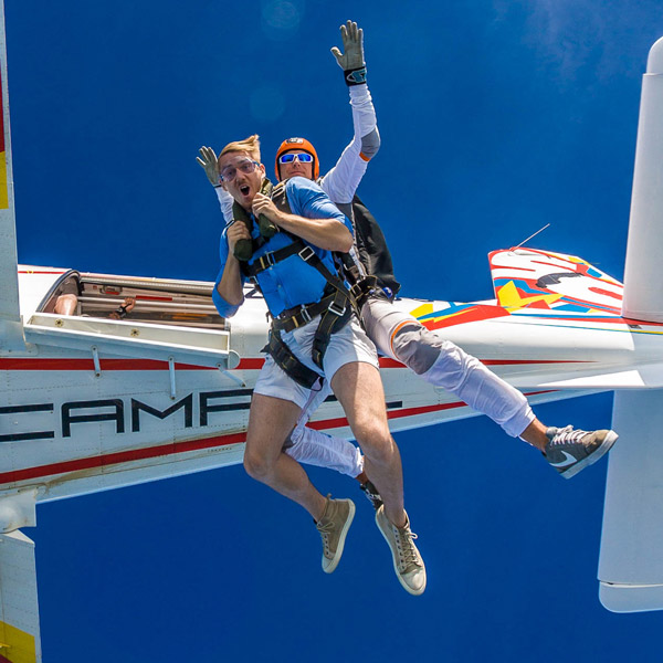 Skok w tandemie na 4000 metrów. Tandem pilotem jest Dragon.