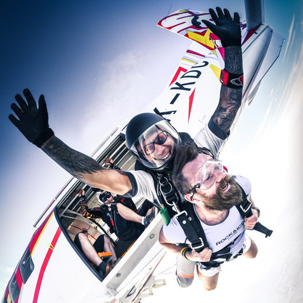 Ten moment zaraz po wyskoku z samolotu! Tandem pilotem jest Kermit.
