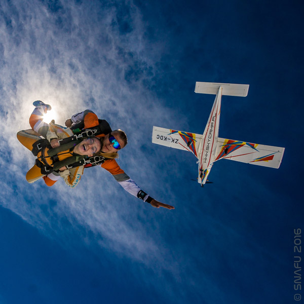 Druga sekunda po wyskoku z samolotu. Tandem pilotem jest Baybus.